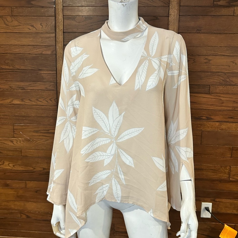 Harper and me. Size medium. Flowing Elegant Beige Floral Women's Top